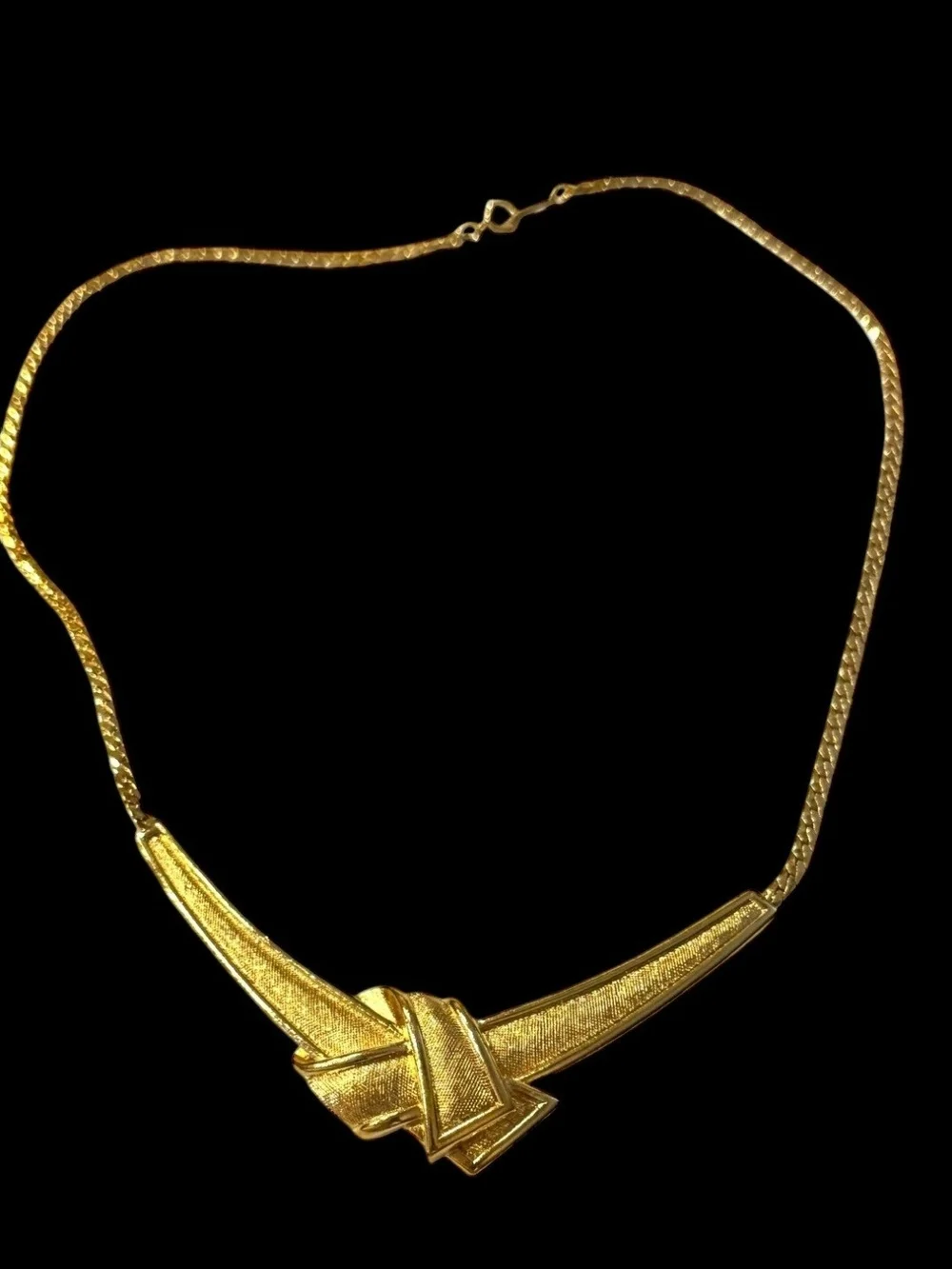 Avon Vintage Gold Plated Sculpted Pendant Necklace